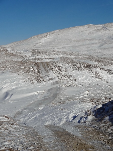 La piste d'alpage de la Maréchaude disparaît sous les congères Crozet-Faucille_07.jpg