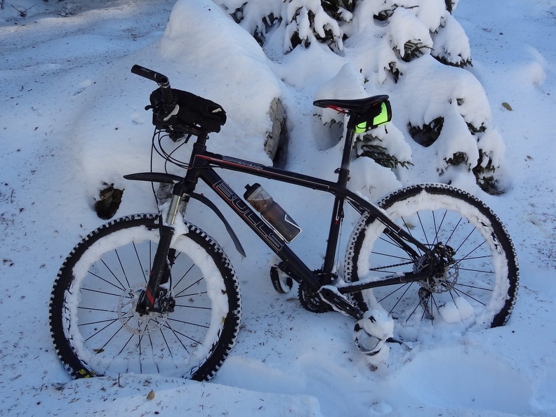 Progression difficile sur la route forestière très enneigée du versant nord de la Haute chaîne du Jura, près du col de la Faucille Crozet-Faucille_12.jpg
