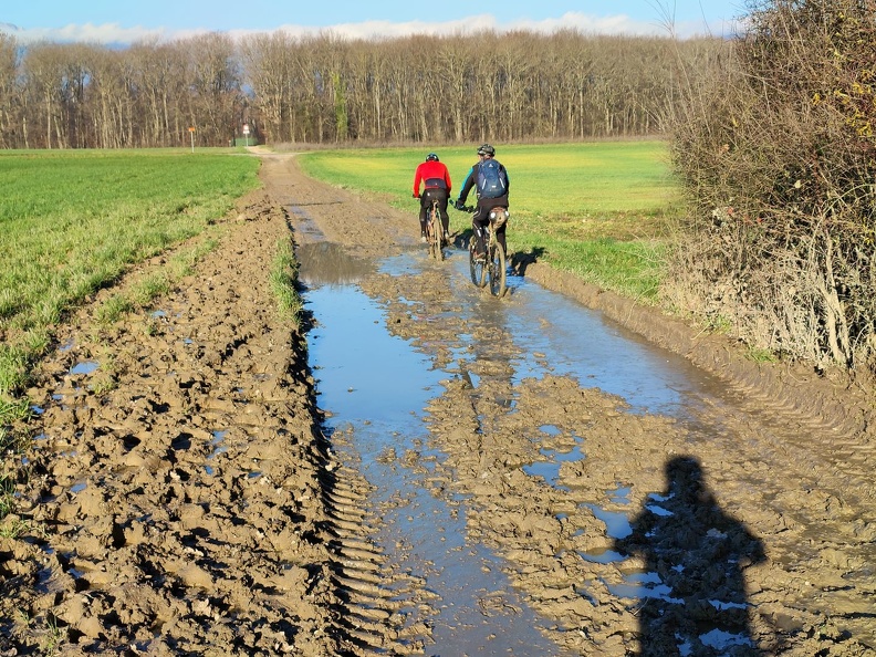 Départ sur les chemins détrempés (photographe : Serge) Barillette_20230107_01.jpg