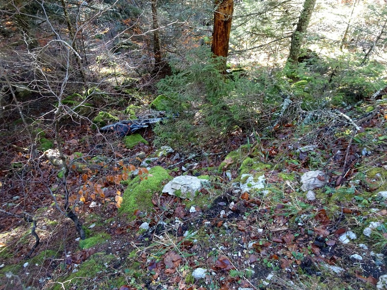 Chute de 4-5 mètres en contrebas du chemin, après une perte d'équilibre en voulant redémarrer : rien de cassé ! Barillette_20230107_09.jpg