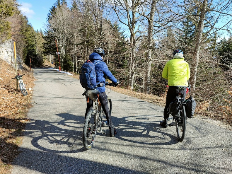 Reprise de la descente lors de la tempête de bise, après une pause de réchauffement dans les feuilles mortes (photographe : Serge) 20230226 (1).jpg