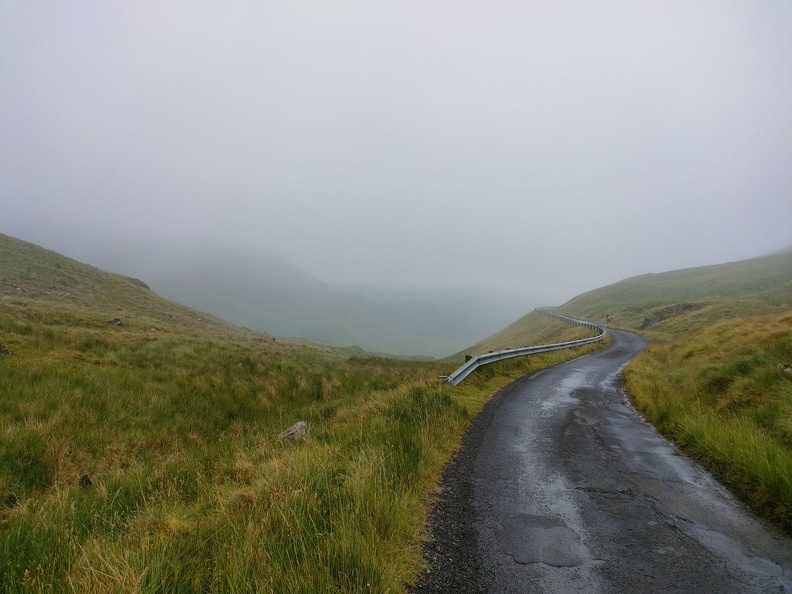 Début de la descente, avec un fort vent arrière : les 2 cyclos en sens inverse souffrent... UK2023_0421.jpg