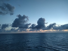 L'aube arrive sur la Manche, tandis que le ferry approche de Dieppe